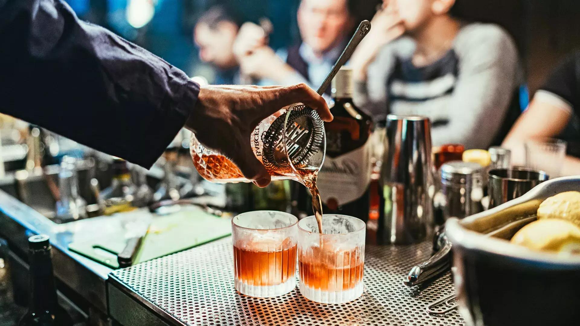 Barkeeper schenkt Cocktails ein