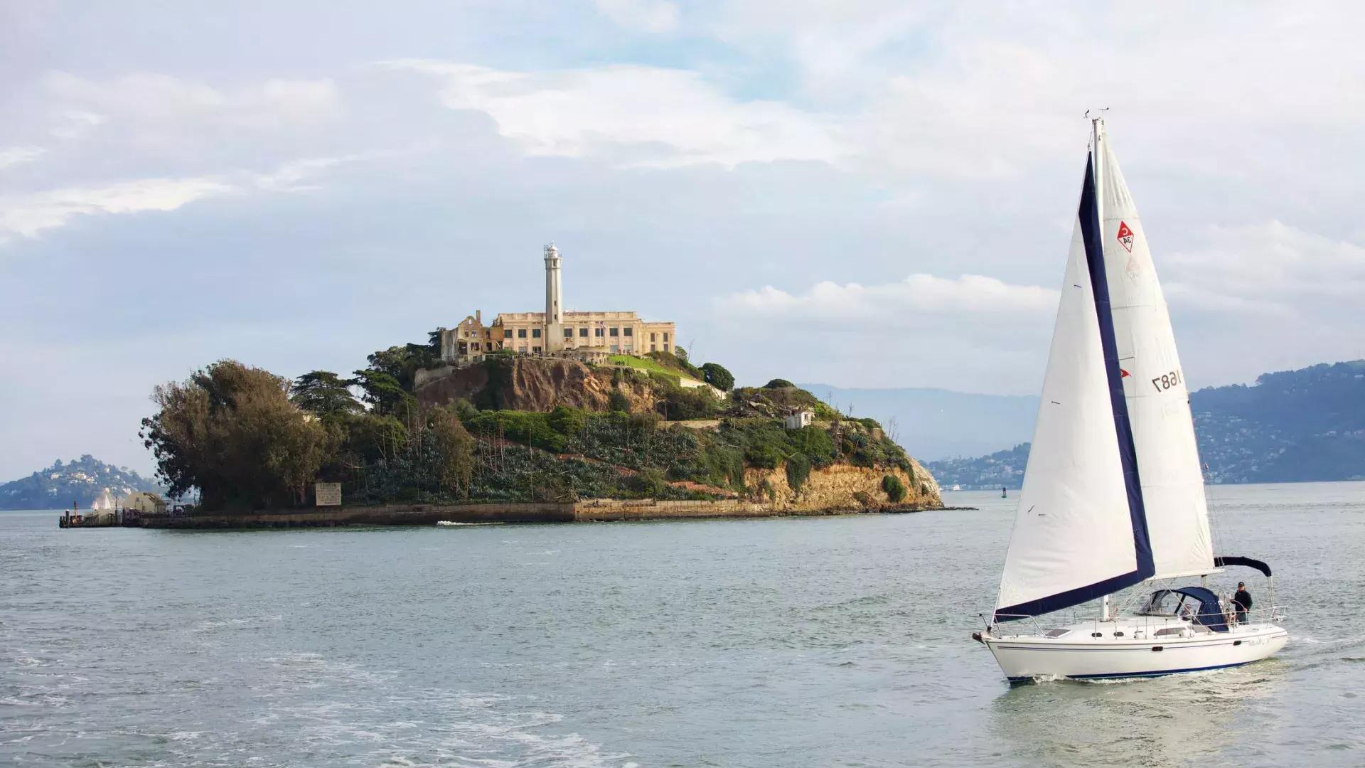Ein Segelboot fährt vor der Insel Alcatraz in San Francisco vorbei.