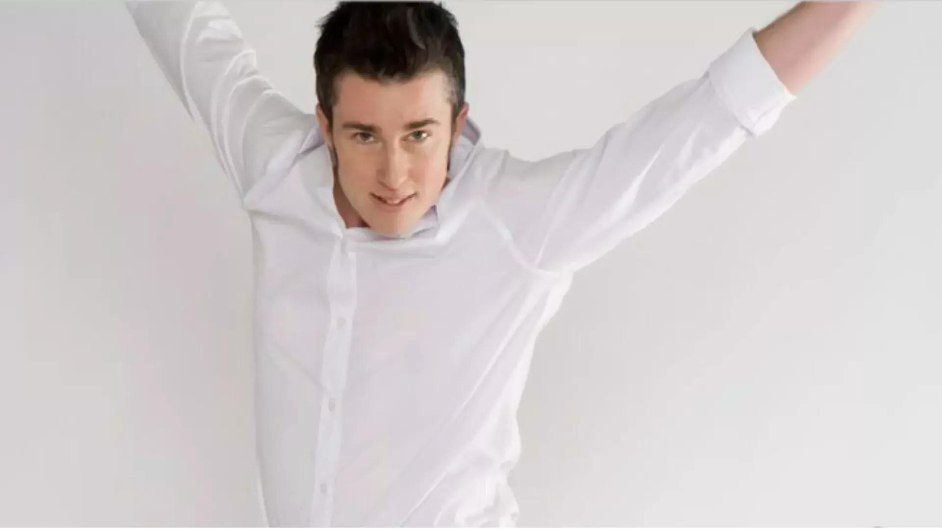 Bild einer Person im weißen Hemd, die in den Rahmen springt