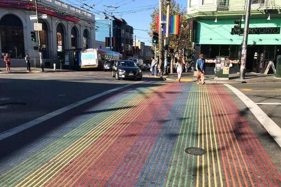 Die markanten Regenbogen-Zebrastreifen des Castro.