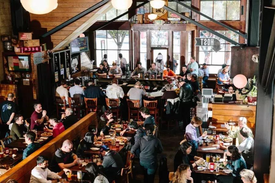 Los clientes comen y beben dentro de la cervecería 21st Enmienda en San Francisco.