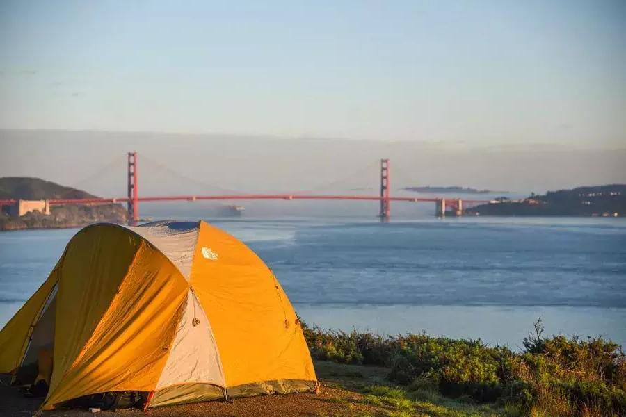 Ein Zelt auf einem Campingplatz mit Blick auf die Golden Gate Bridge.