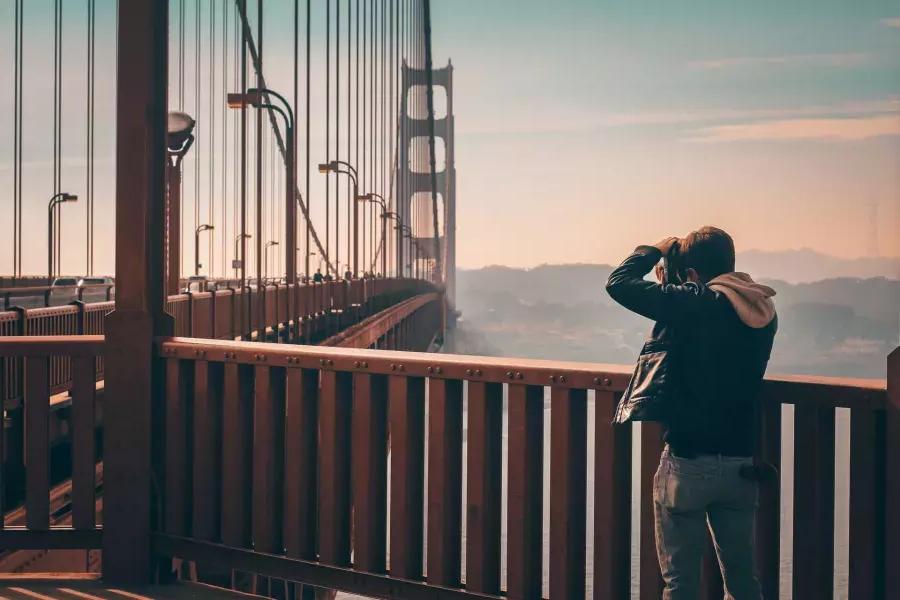 Mann fotografiert auf der Golden Gate Bridge