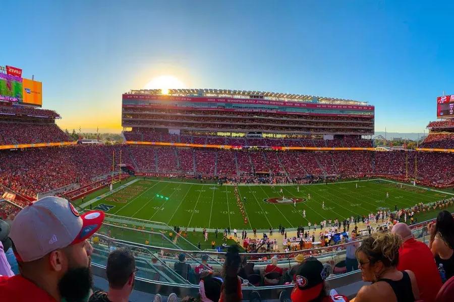 Blick auf das Fußballfeld im Levi's Stadium in Santa Clara, Kalifornien, der Heimat der San Francisco 49ers.