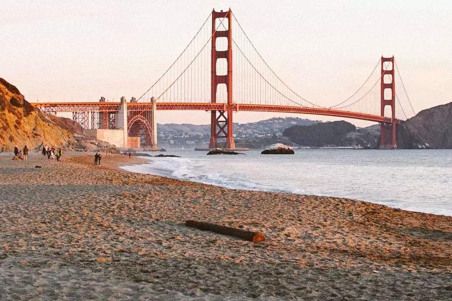 Auf dem Bild ist der Baker Beach in San Francisco mit der Golden Gate Bridge im Hintergrund zu sehen