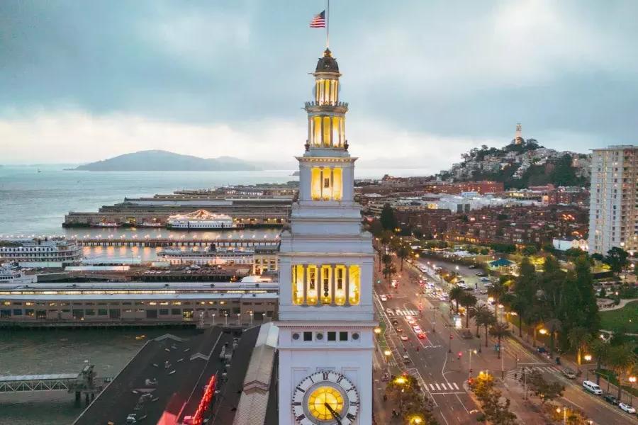 Der Glockenturm des Ferry Building in San Francisco.