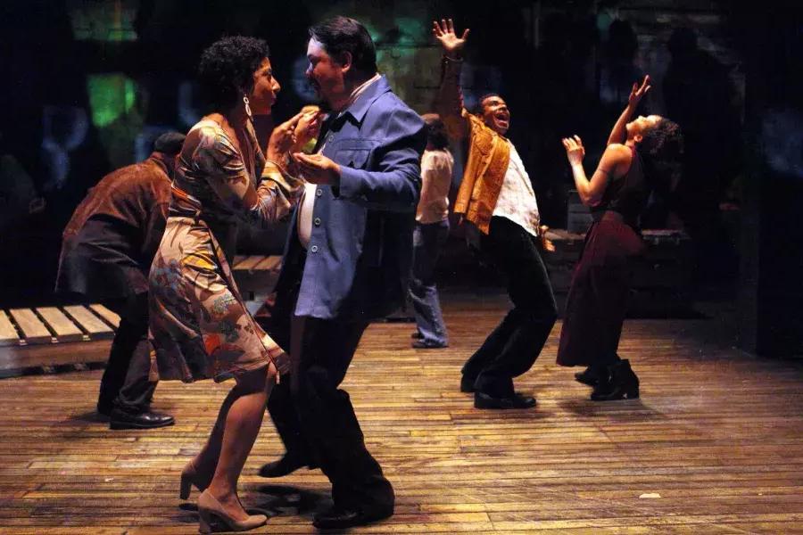 Artistas con trajes de mediados del siglo XX bailan en el escenario del Magic Theatre durante una representación de "Gangster of Love".