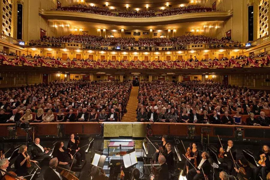 La sinfónica se prepara para una presentación de ópera en el War Memorial Opera House. San Francisco, California.