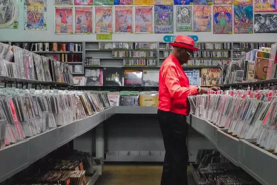 Um homem de jaqueta vermelha compra discos na Amoeba Records, em São Francisco.