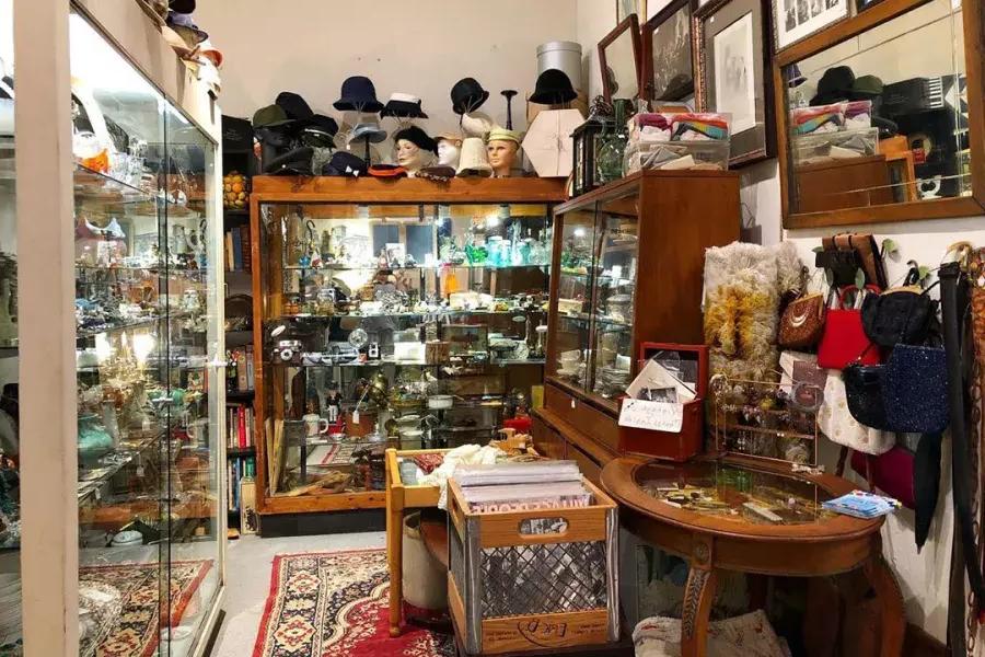 Innenansicht verschiedener Antiquitäten, Hüte, Kunst und mehr bei Cole Valley Antiques.