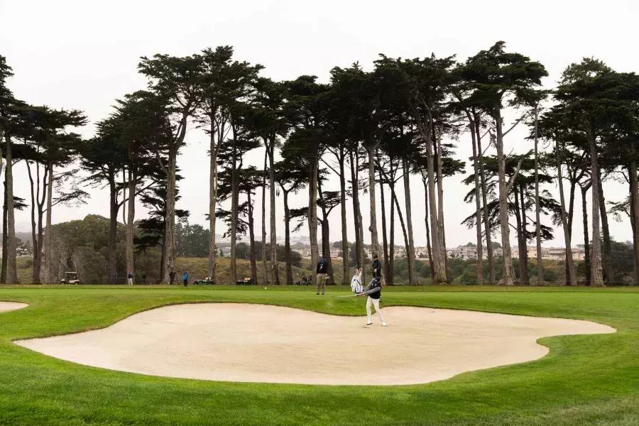 Golfistas en una trampa de arena en el campo de golf TPC Harding Park en San Francisco, California.