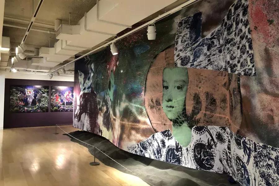 Une fresque murale à grande échelle est visible dans une salle d'exposition du Musée de la diaspora africaine. San Francisco, Californie.