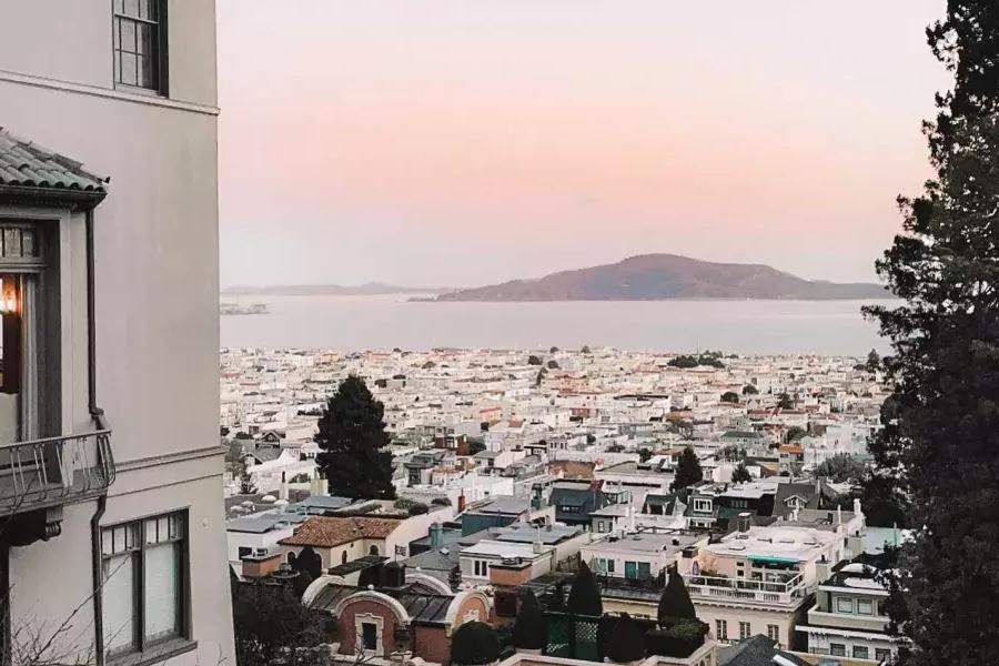 Blick auf die Bucht von San Francisco von einem steilen Hügel im Viertel Marina/Pacific Heights.