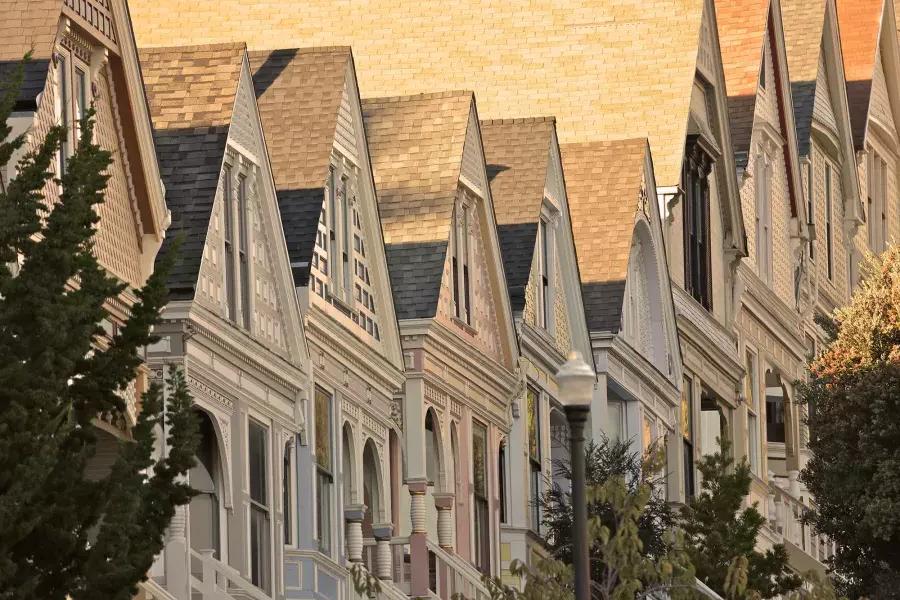 Nahaufnahme einer Reihe viktorianischer Häuser im Stadtteil Castro in San Francisco.