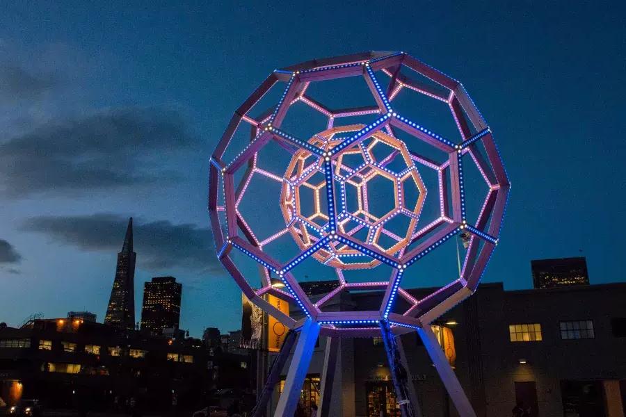 Bild einer großen Lichtinstallation von Exploratorium