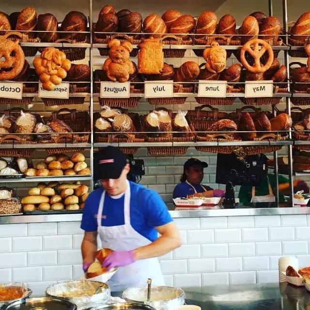 面包师们在贝博体彩app的Boudin面包店用酵母制作面包.