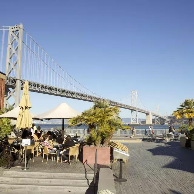 Gäste genießen eine Mahlzeit am Ufer von San Francisco.