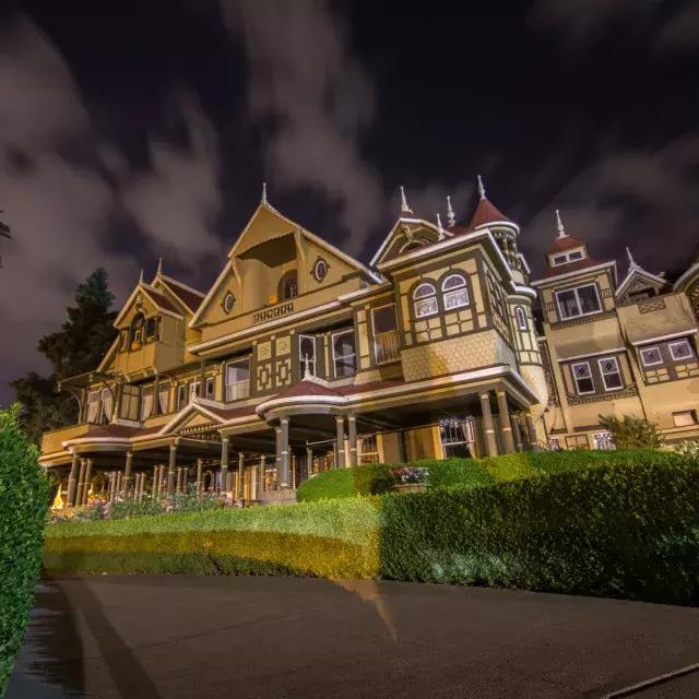 Winchester Mystery House di notte