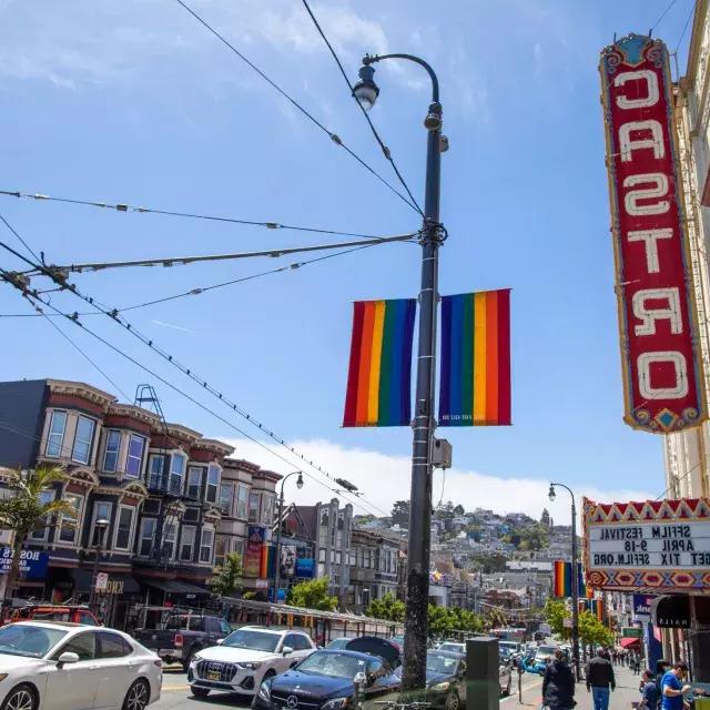 Il quartiere Castro di San Francisco, con l'insegna del Castro Theatre e le bandiere arcobaleno in primo piano.