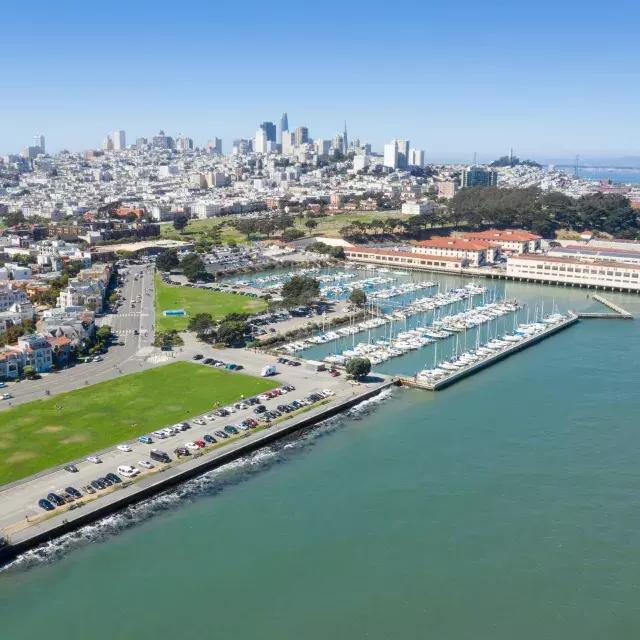 Aerial of Fort Mason with the 贝博体彩app skyline in the distance.