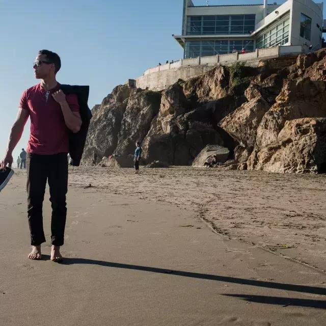 尼克·惠特尔西在海洋海滩上赤脚