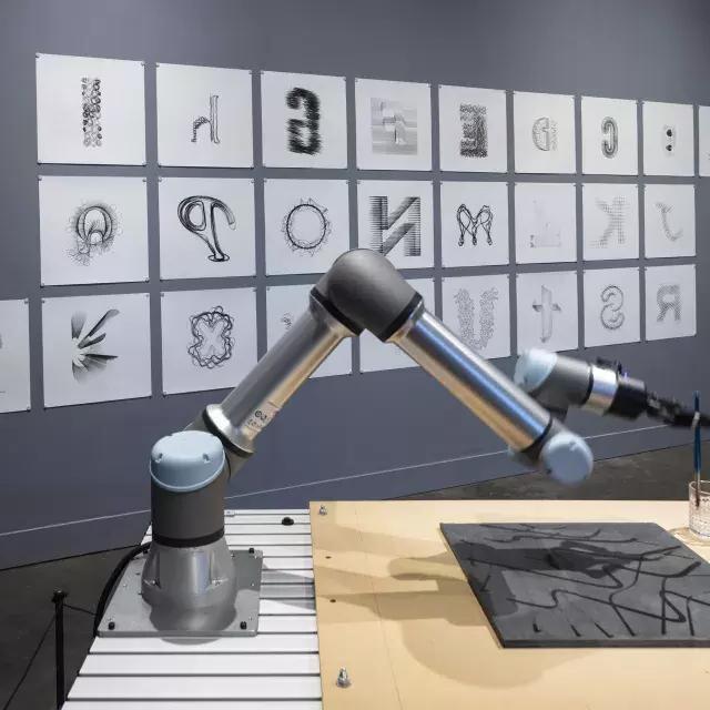 Mr. 机器人，2024年，工艺与设计博物馆. Foto de Henrik Kam.